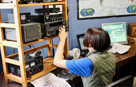 Радиолюбители демонстрируют свои навыки на мероприятии в Санта-Роза
